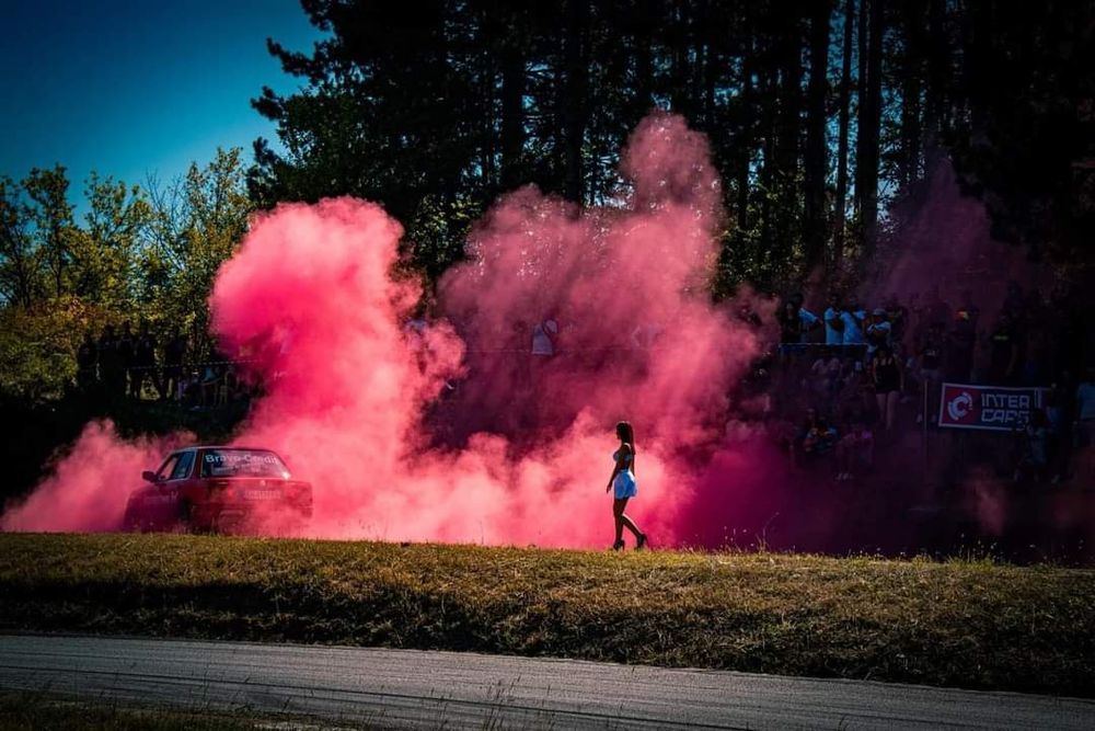 Гуми с Червен Пушек за Дрифт Шоу