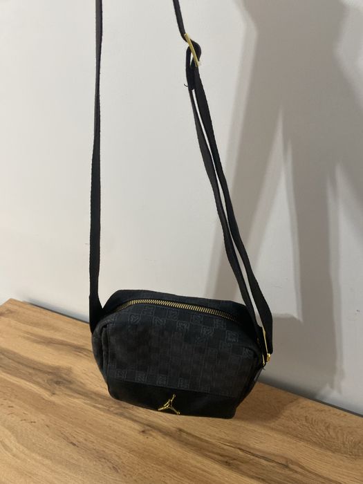 Продам Сумку через плечо Jordan Monogram