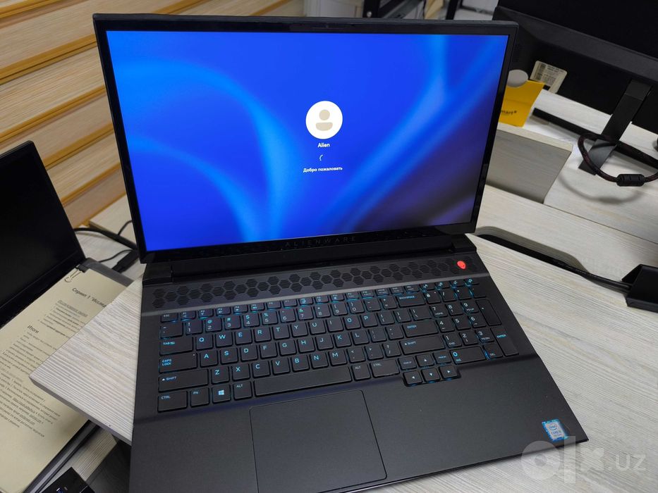 Alienware m17 R2 свой в хорошем состоянии