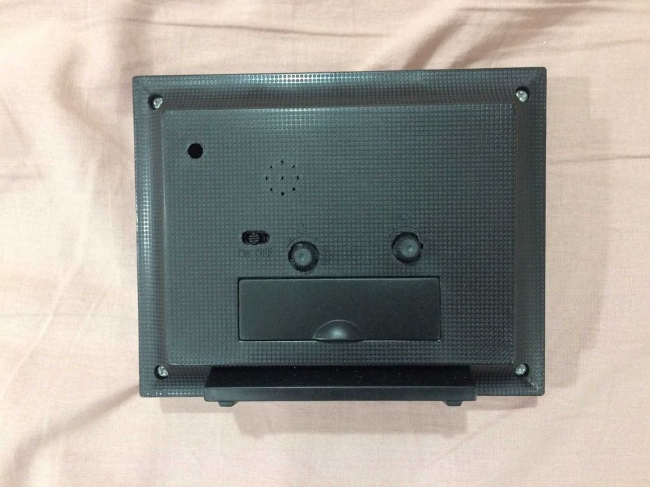 Настолни и стенни часовници - електронни  и ръчни от соца