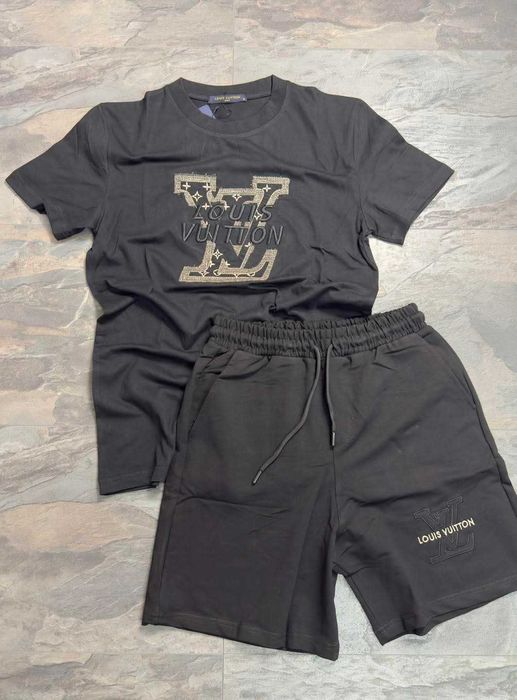 Модерен мъжки летен комплект/екип CALVIN KLEIN тениска + къси панталони – комфорт, стил и перфектна визия за топлите дни!