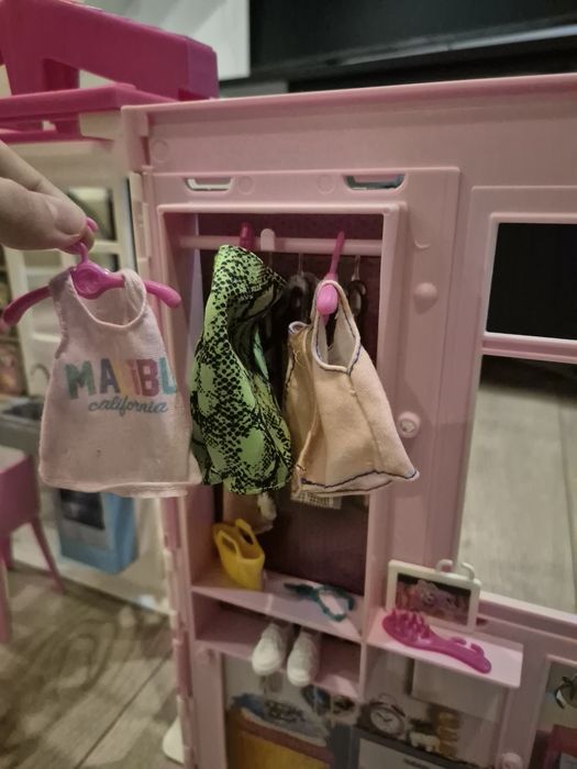 Set Casă Portabilă Barbie Mattel + Păpușă inclusă – Stare Excelentă