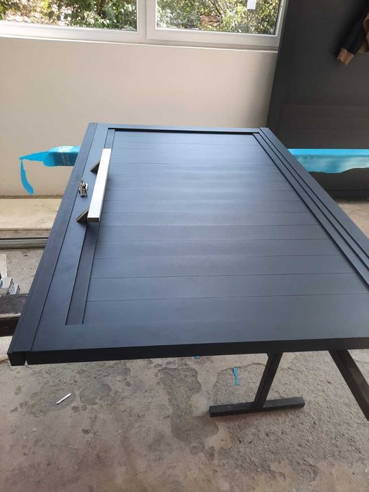 Confecționez porți și garduri aluminiu.