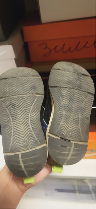 Продам детские кожанные кроссовки