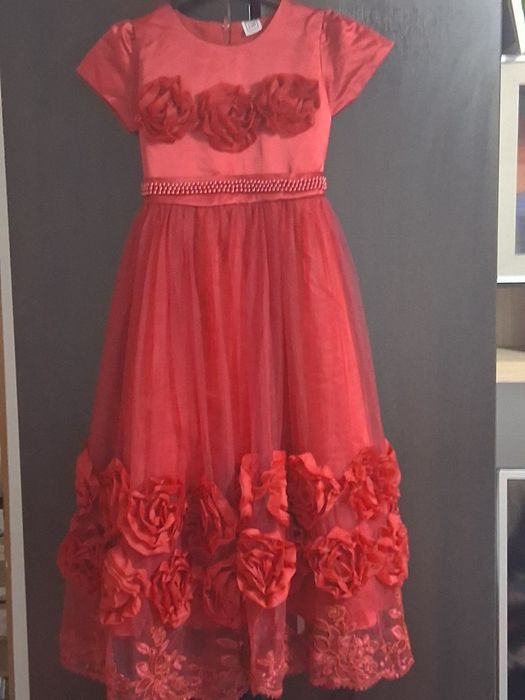 Rochiță roșie cu trandafiri ,vârstă 11 ani ,mărime 140-146.