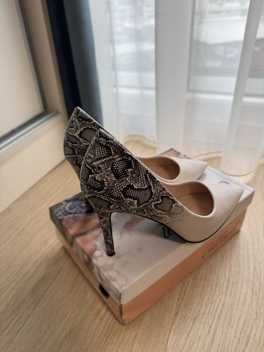 Елегантни токчета бежаво и змийски мотив