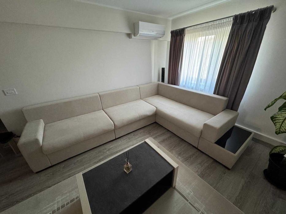 Coltar living pe stanga