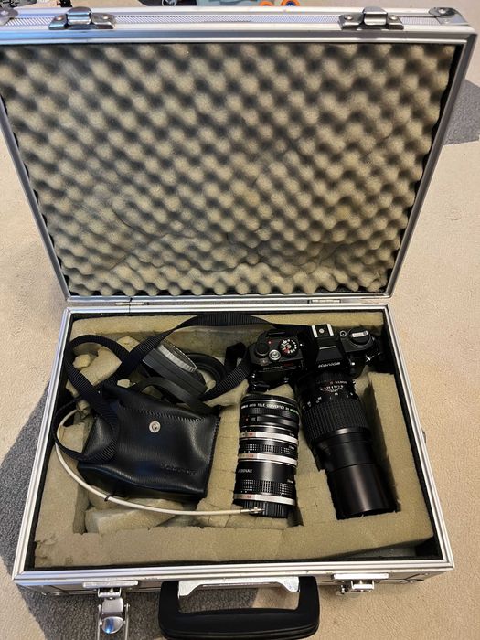 Trusa foto Konica Autoreflex T4 obiectiv adaptoare  diplomat transport