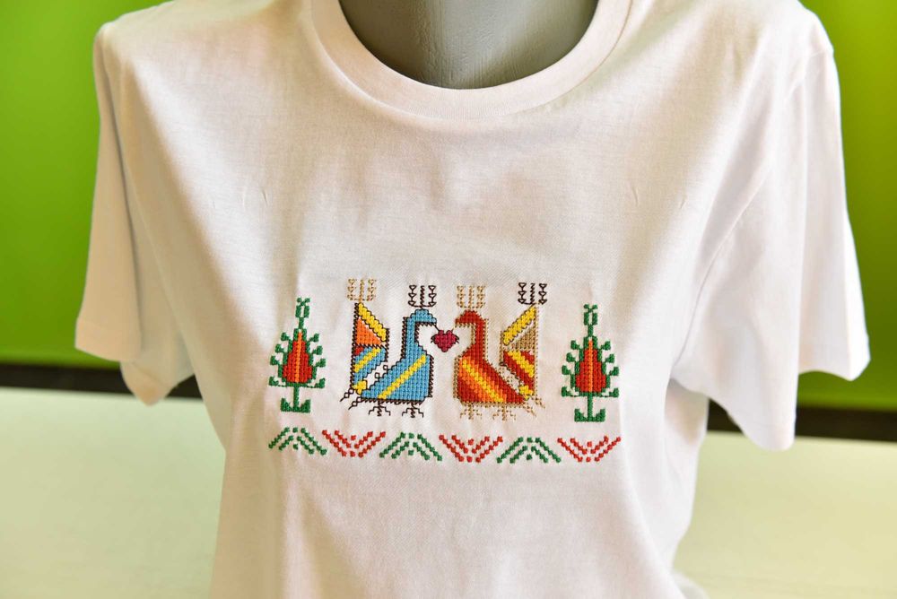 Тениска с бродерия шевица "Петли"