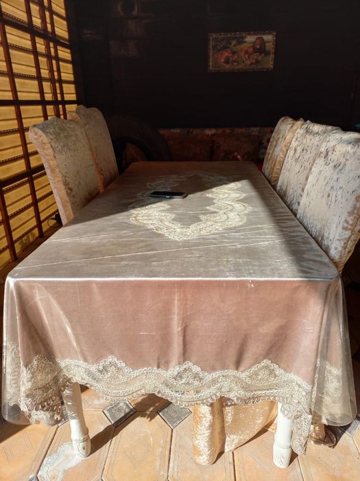 Стол с стульями вмести чехлами