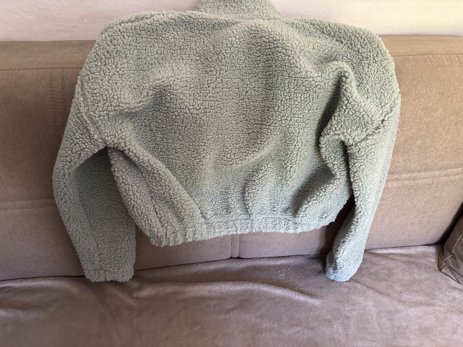 Дамско късо пухкаво яке