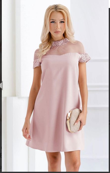 Елегантна рокля в цвят пудра