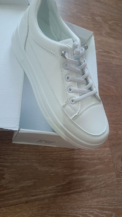 Кроссовки женские