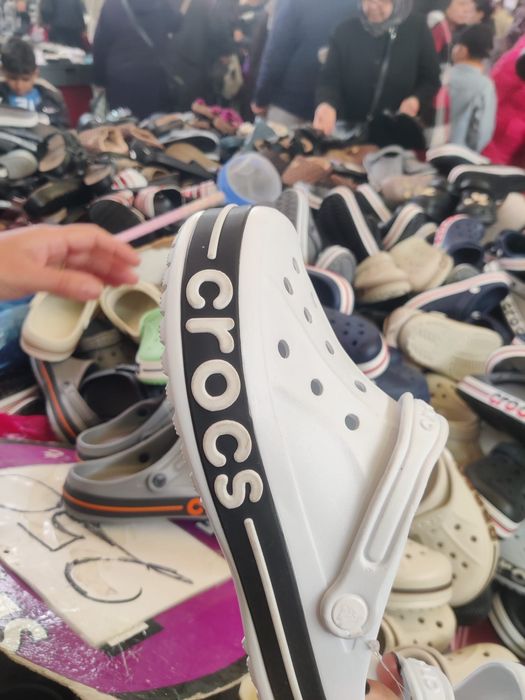 Vând papuci Crocs