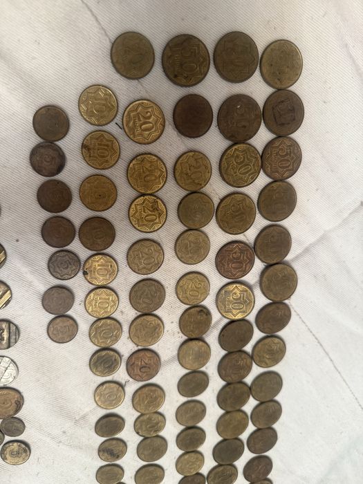 Монеты тиын и жетоны по 150 за шт