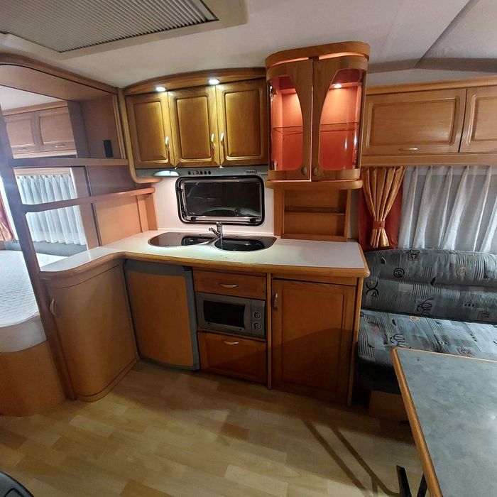 Продавам каравана Hobby Prestige, модел 2005 година