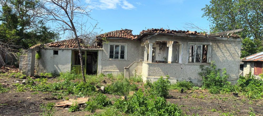 Парцел с къща в регулация в село Могилище 2718кв.м