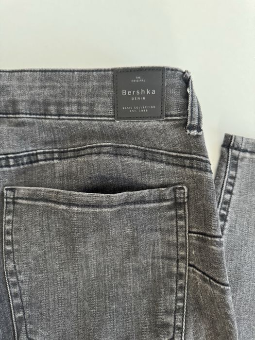 Blugi gri inchis Bershka