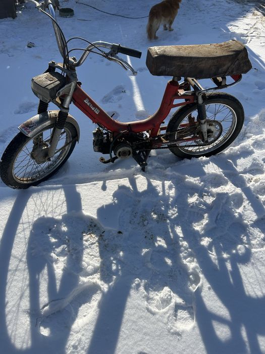 Moped benelli pe lant.