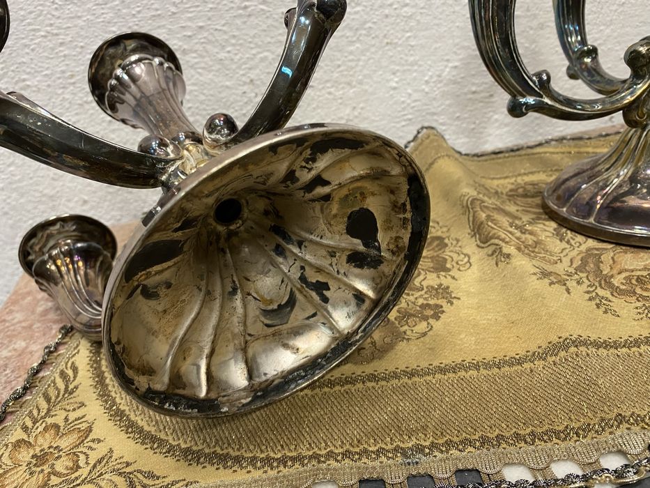 Чифт постебрени свещници от англия свещник