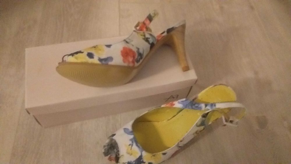 Дамски нови сандали размер 41  -60лв.