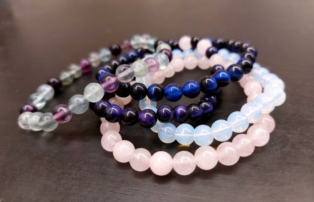 Гривни от естествени камъни