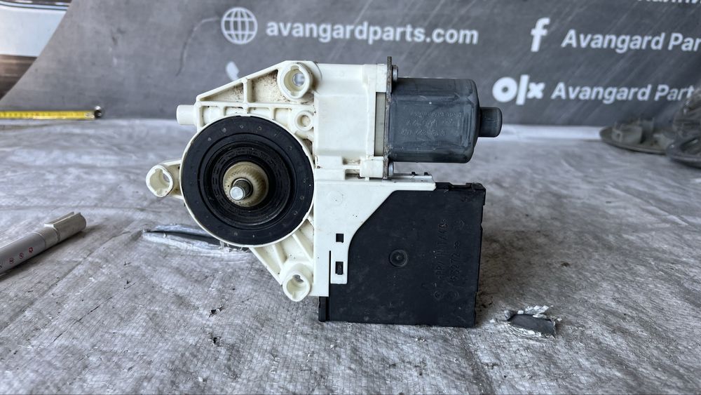 Volkswagen Golf 6 моторче предно ляво стъкло