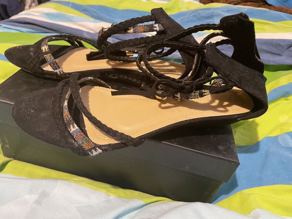 Дамски летни сандали на ниска платформа