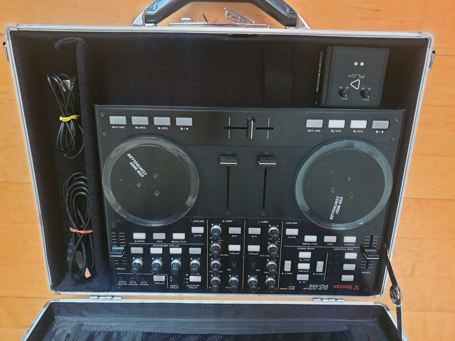 Consolă DJ Vestax VCI-100 cu placă de sunet Reloop Play
