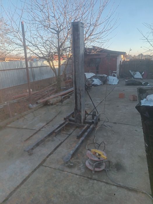 Vând lift construcții