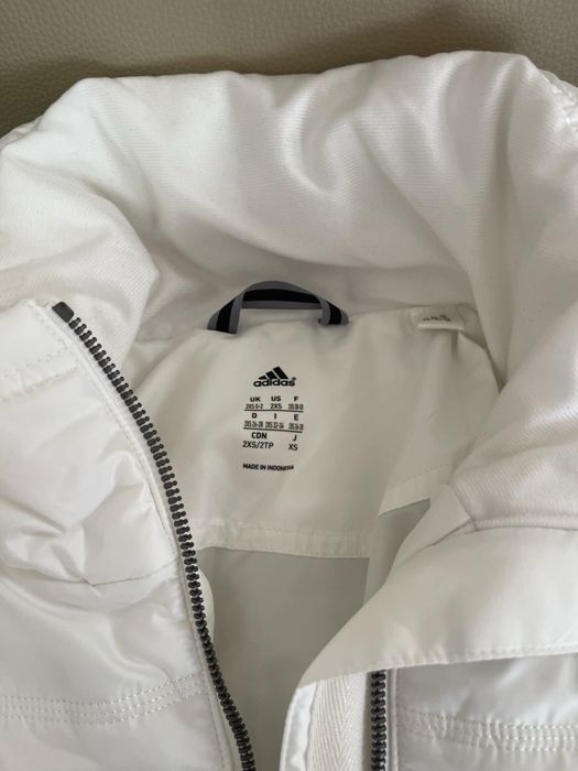 Яке adidas бяло средна дължина