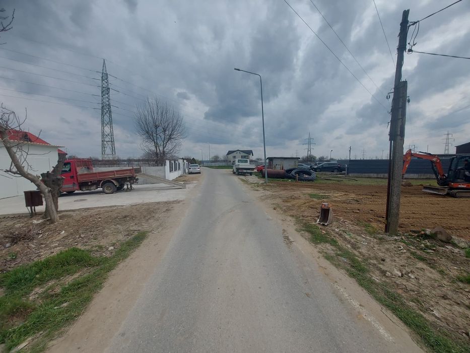 Vând parcele , teren intravilan , stradal, cu toate utilitățile