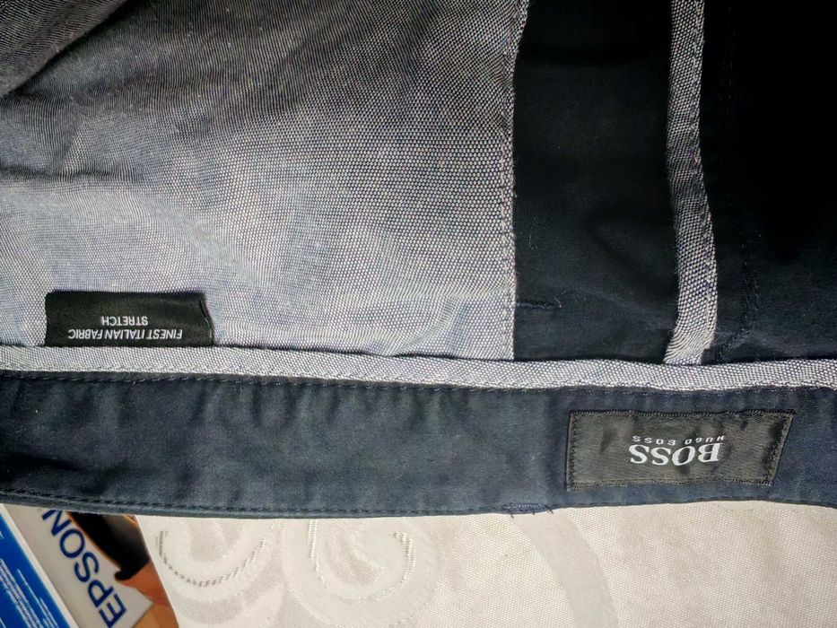 Vând pantaloni casual Hugo boss