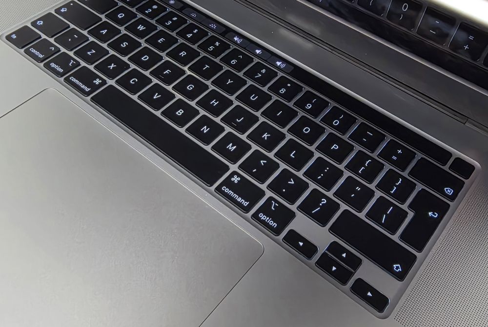 MacBook Pro 2019 / i7 / 16 inch / TouchBar / DeluxGSM