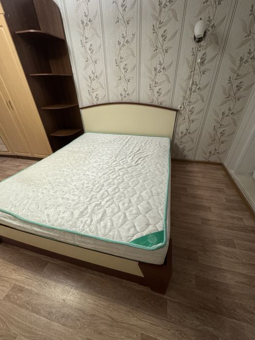 Продам кровать с матрасом