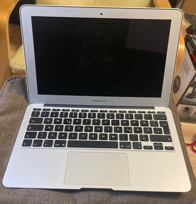 Macbook Air 2011 13"  i5, 4gb RAM, 128gb SSD, functional + incarcator