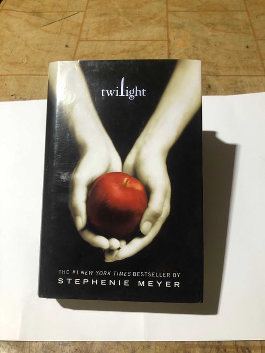 Trilogia : THE TWILIGHT SAGA (Twilight - New Moon - Eclipse - Breaking Dawn) autor : Stephenie Meyer