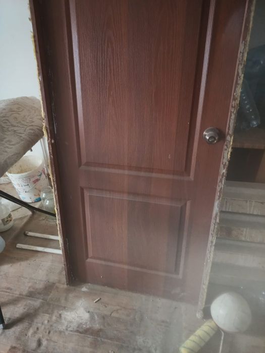 Коричневая дверь