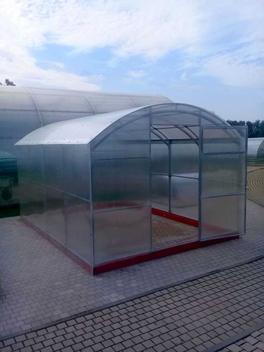 Фермерска оранжерия с ширина 4 метра