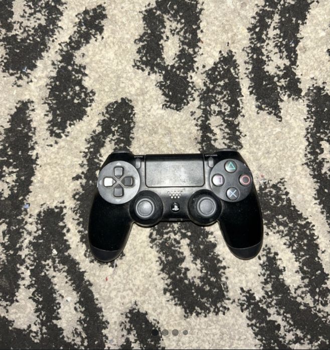 Manetă de PS4 vreau sa o vand urgent