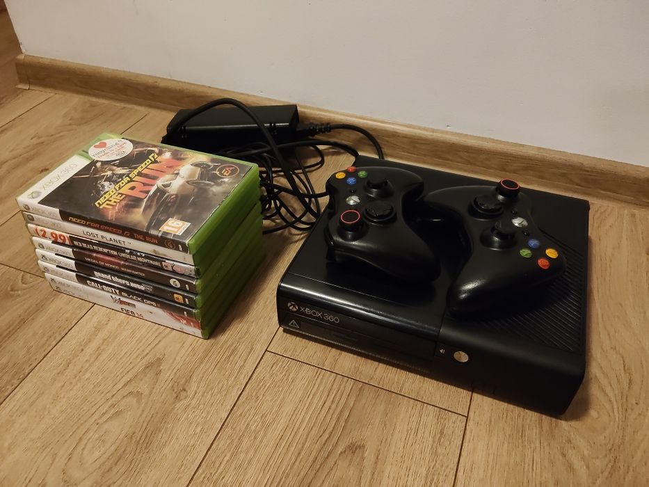 Vând Xbox 360 E HDD 500 GB 2 controlere +jocuri