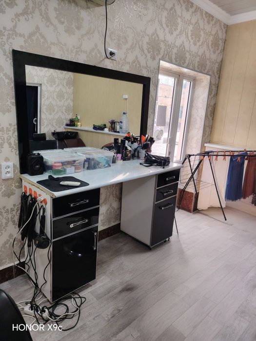 Salon uchun oynali shkaf sotiladi