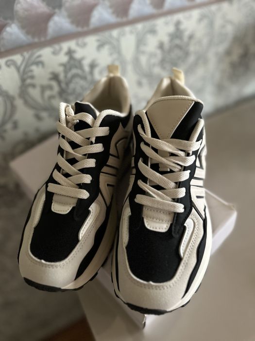 Кроссовки женские