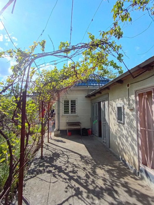 Casa si teren Slobozia Conachi (la 25km de Galati), 4 camere, 100mp utili, 740mp teren, zona linistita, neinundabil, intre case