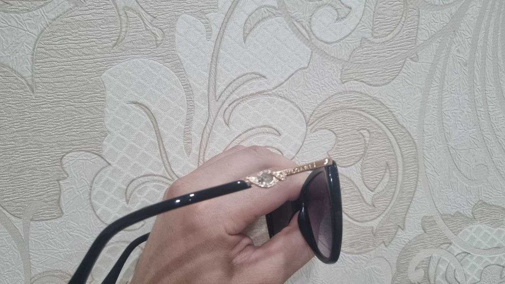 Продаются BVLGARI солнцезащитные очки женские, в отличном состоянии.