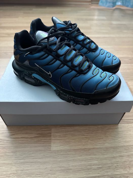 Nike air max plus black university blue