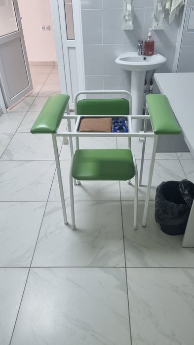 Продам кушетку и процедурный стол