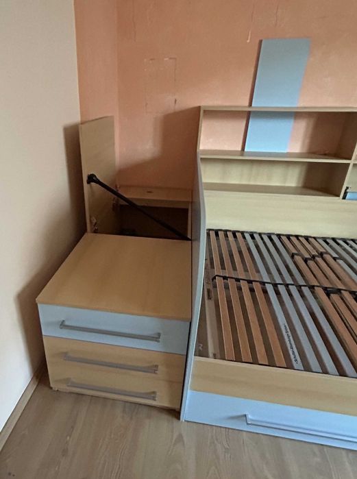 Mobilier camera copii format din pat+somiera, dulap, birou si rafturi.