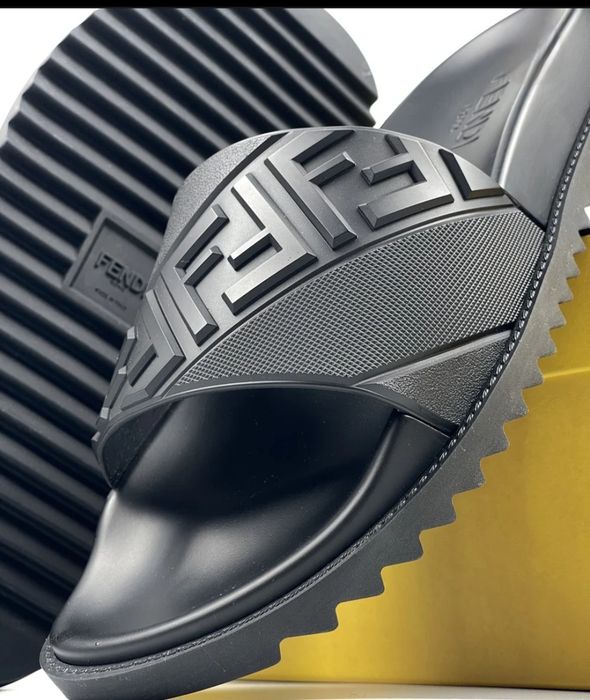 Мъжки чехли на Fendi Roma