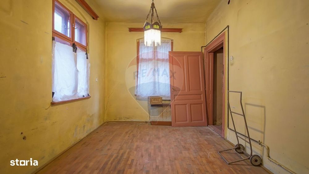 Vilă pe str Alexandru Ioan Cuza, 10 camere, S + P + E, teren 282 mp